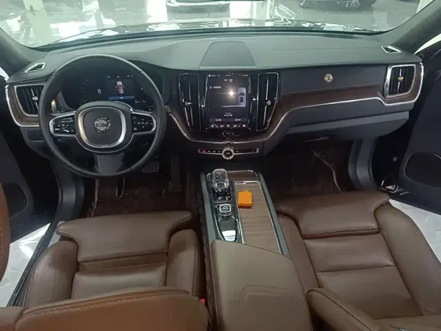 Volvo XC60 — Фото автомобиля 9