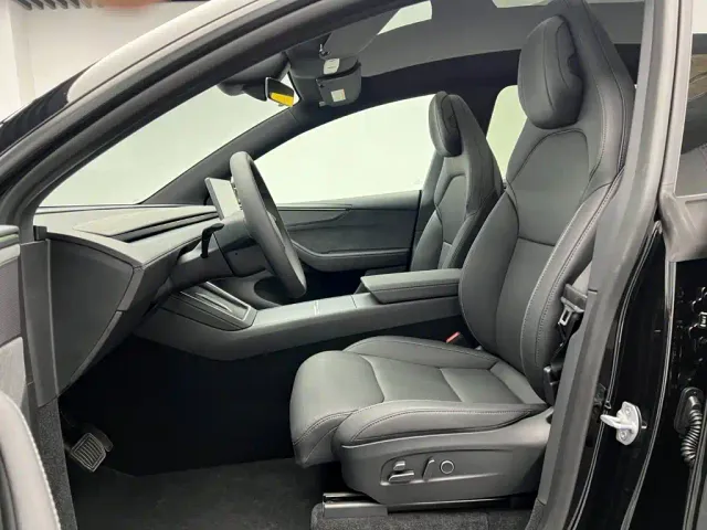 Tesla Model Y L — Фото автомобиля 16