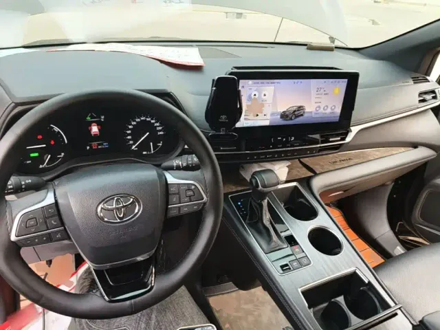 Toyota Sienna — Фото автомобиля 9