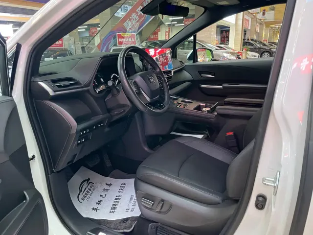 Toyota Sienna — Фото автомобиля 16