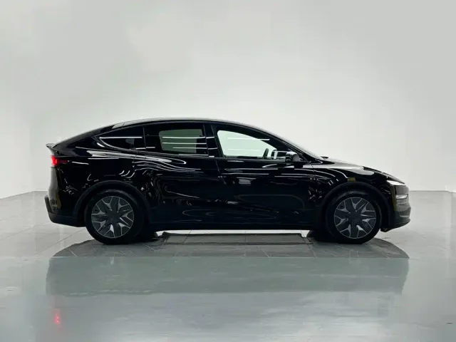 Tesla Model Y L — Фото автомобиля 7