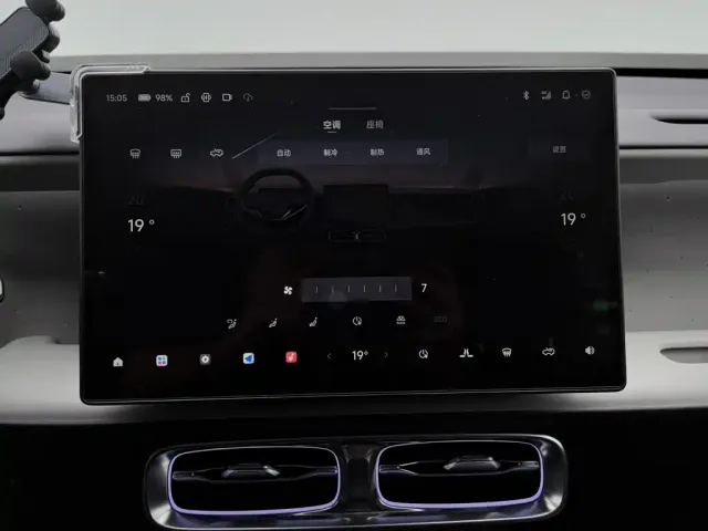 Leapmotor B10 — Фото автомобиля 12