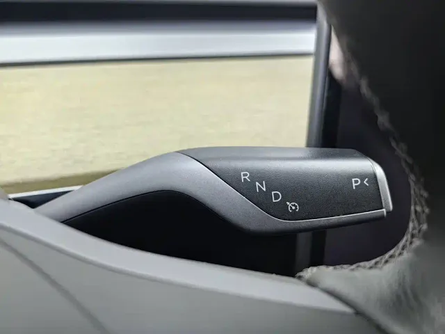 Tesla Model Y — Фото автомобиля 13