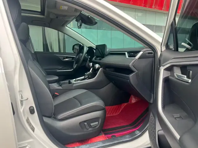 Toyota RAV4 — Фото автомобиля 11