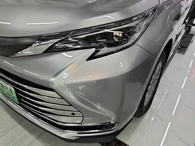 Toyota Sienna — Фото автомобиля 23