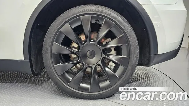Tesla Model Y — Фото автомобиля 21