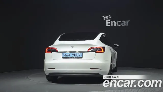 Tesla Model 3 — Фото автомобиля 4