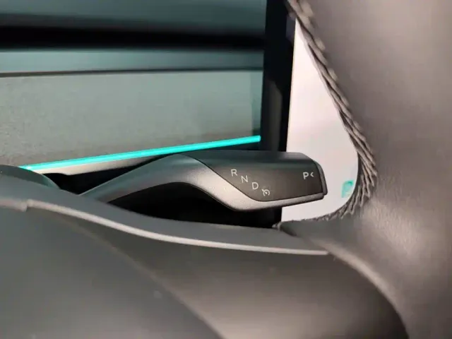 Tesla Model Y — Фото автомобиля 13