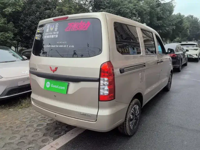 Wuling Hongguang V — Фото автомобиля 6