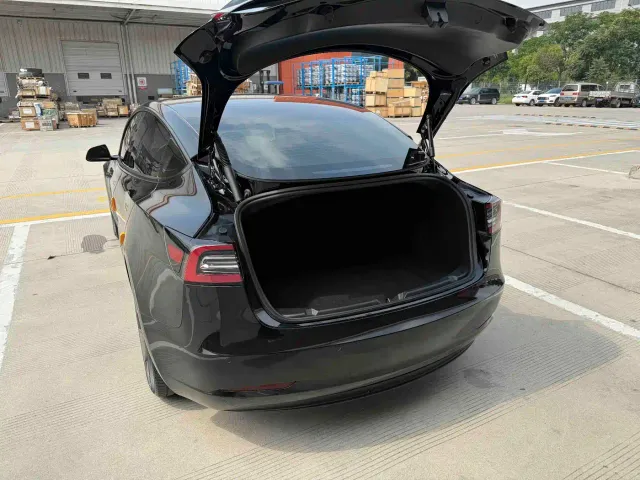 Tesla Model 3 — Фото автомобиля 16