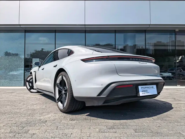 Porsche Taycan — Фото автомобиля 12