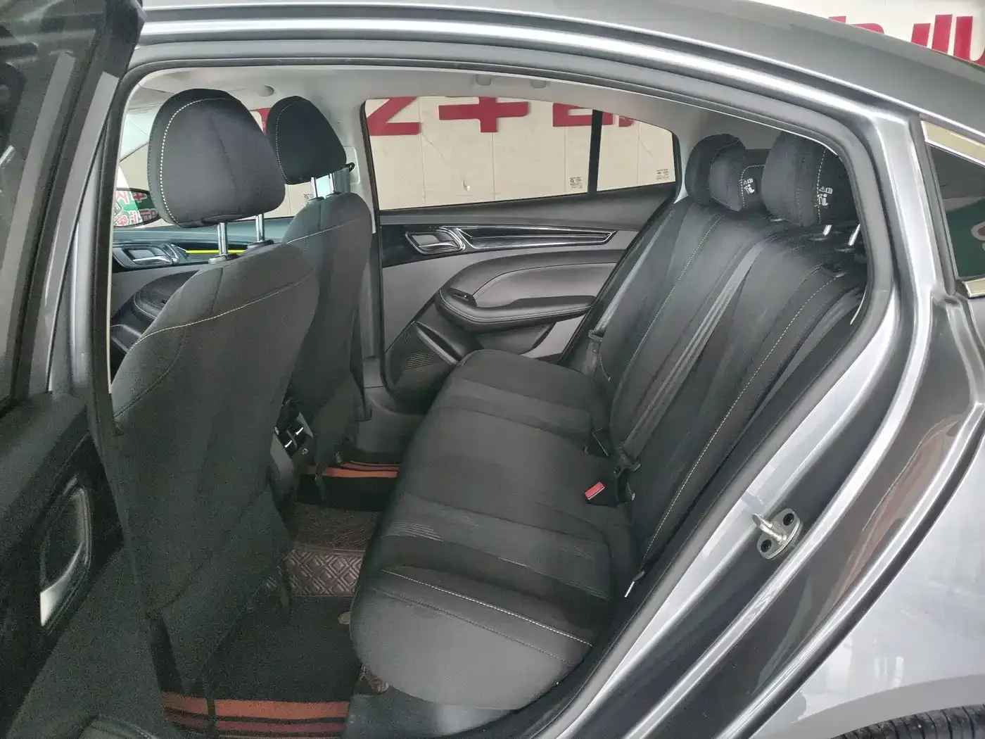 Roewe Roewe i5 2021 1.5L CVT Platinum Edition — Фото автомобиля 5