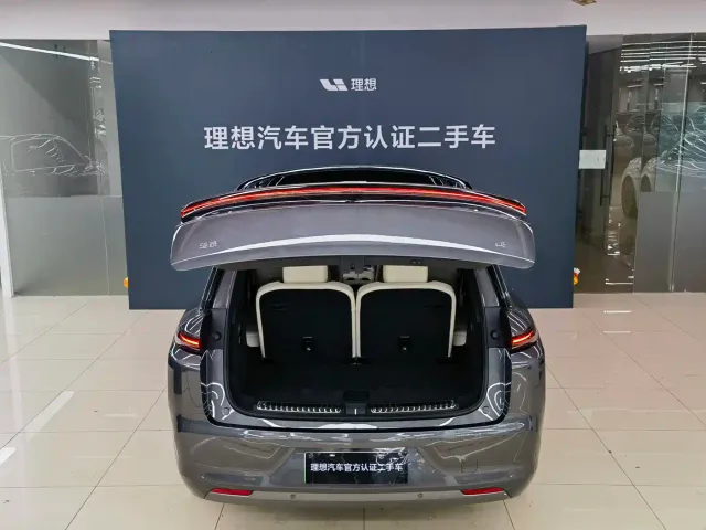 Li Auto L8 — Фото автомобиля 11