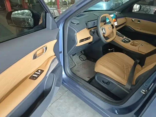 Geely Galaxy Starship 7 EM-i — Фото автомобиля 15