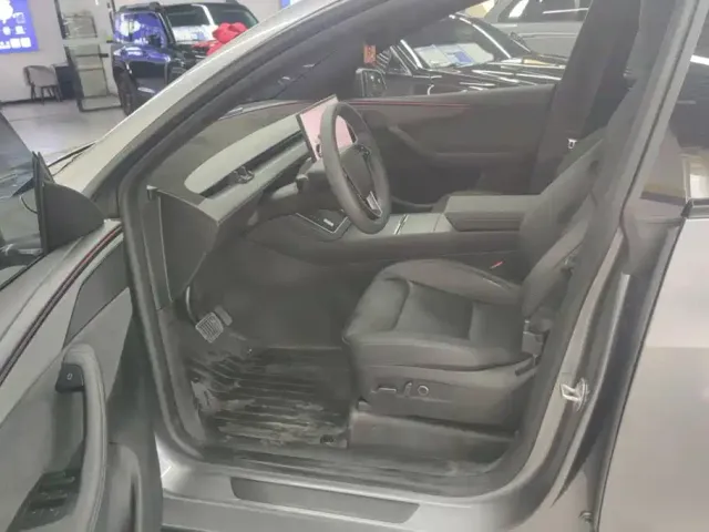 Tesla Model Y — Фото автомобиля 9