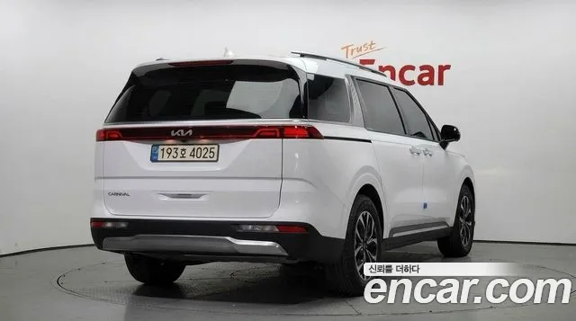 Kia Carnival Generation 4 — Фото автомобиля 2