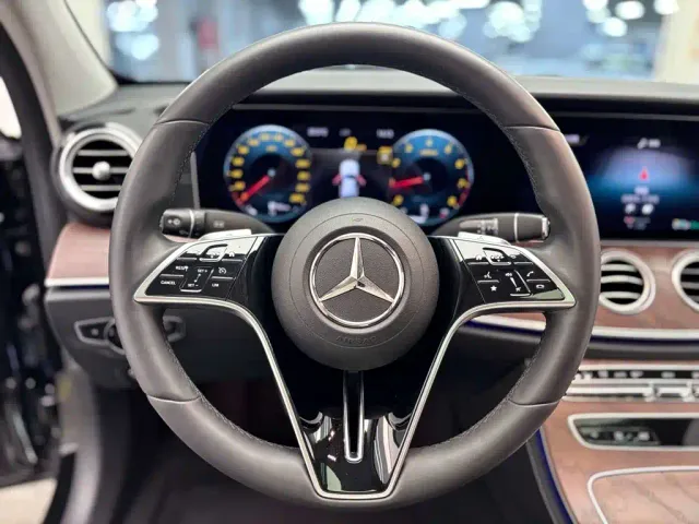 Mercedes-Benz E-Class — Фото автомобиля 11