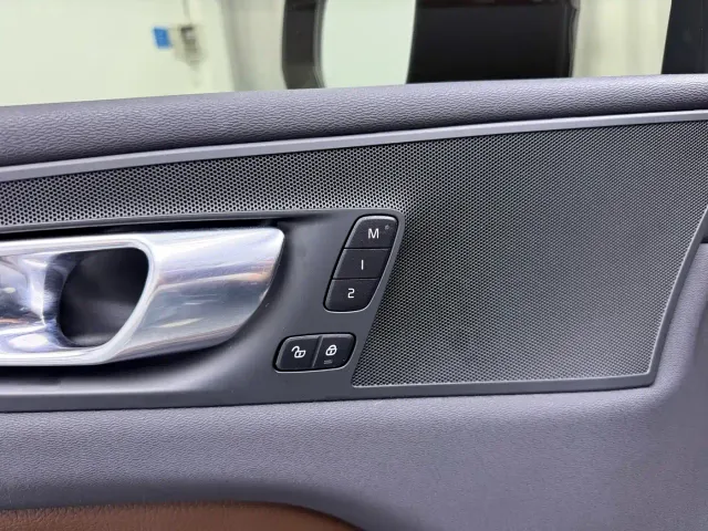 Volvo XC60 — Фото автомобиля 9