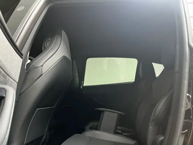 Tesla Model Y L — Фото автомобиля 11