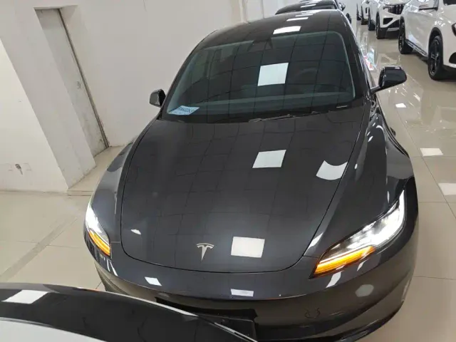 Tesla Model 3 — Фото автомобиля 2