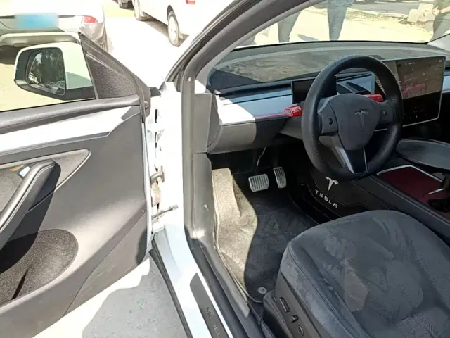 Tesla Model Y — Фото автомобиля 15