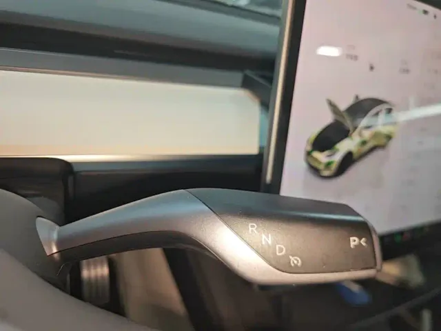 Tesla Model Y — Фото автомобиля 13