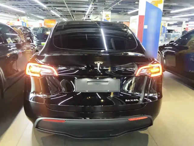 Tesla Model Y — Фото автомобиля 5