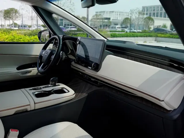 Lexus Lexus LM 2025 Model 500h Six-Seater Prestige Edition — Фото автомобиля 18