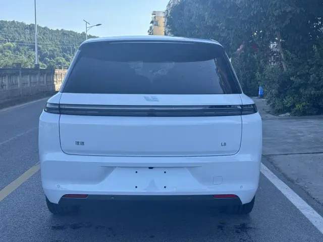 Li Auto L8 — Фото автомобиля 5