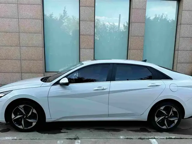 Hyundai Elantra — Фото автомобиля 3