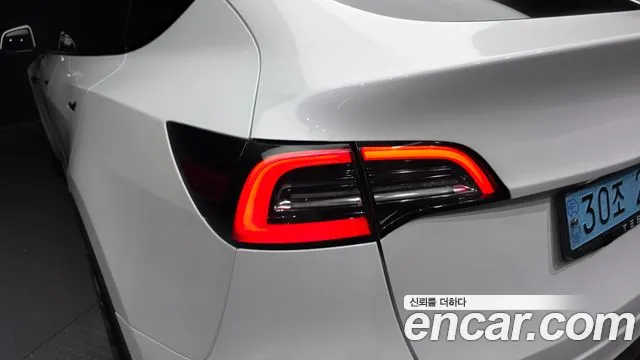 Tesla Model Y — Фото автомобиля 23