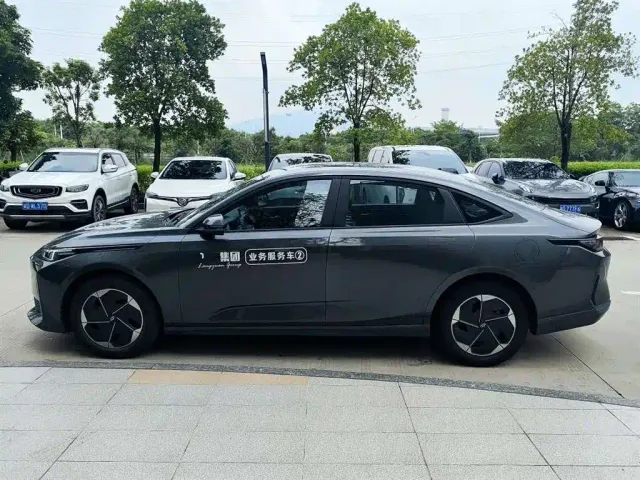 Changan Qiyuan A05 — Фото автомобиля 3