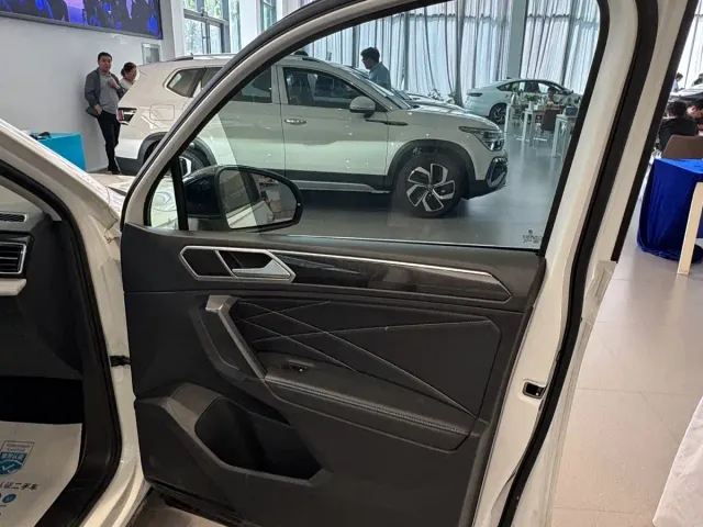 Volkswagen Tiguan L — Фото автомобиля 13
