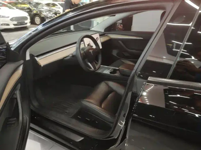Tesla Model 3 — Фото автомобиля 9