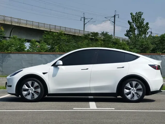 Tesla Model Y — Фото автомобиля 3