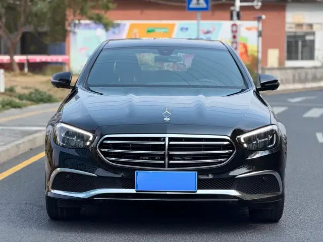 Mercedes-Benz E-Class — Фото автомобиля 2