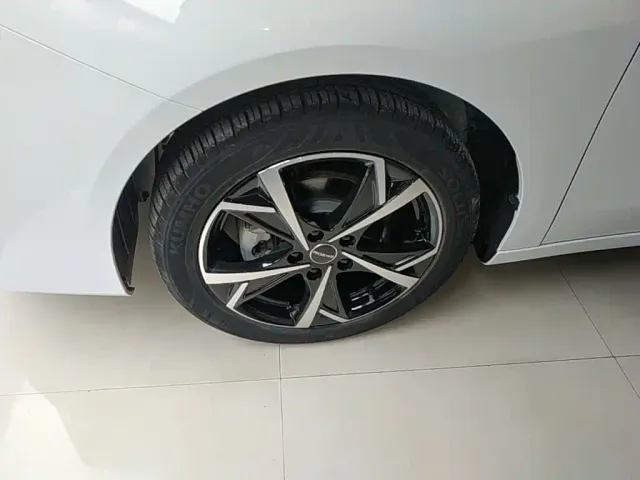 Roewe i5 — Фото автомобиля 22