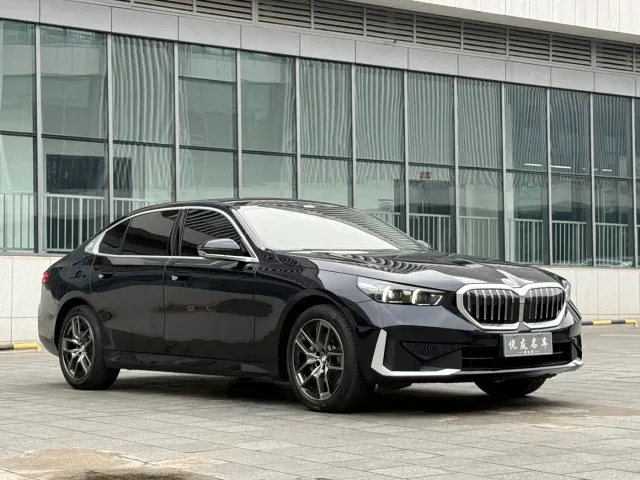 BMW 5 Series — Фото автомобиля 3