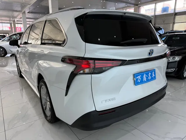 Toyota Sienna — Фото автомобиля 18