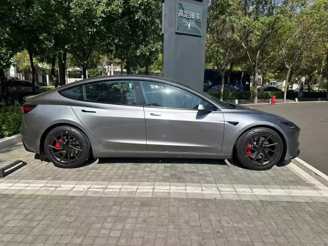 Tesla Model 3 — Фото автомобиля 5