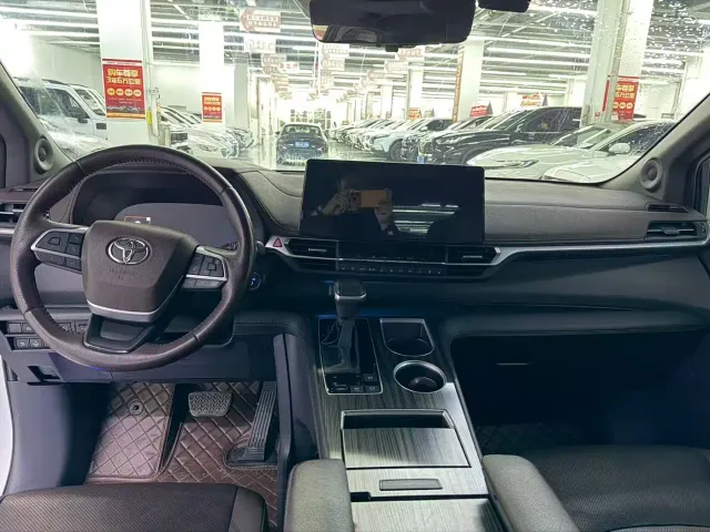 Toyota Sienna — Фото автомобиля 6