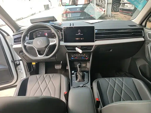 Volkswagen Tiguan L — Фото автомобиля 9