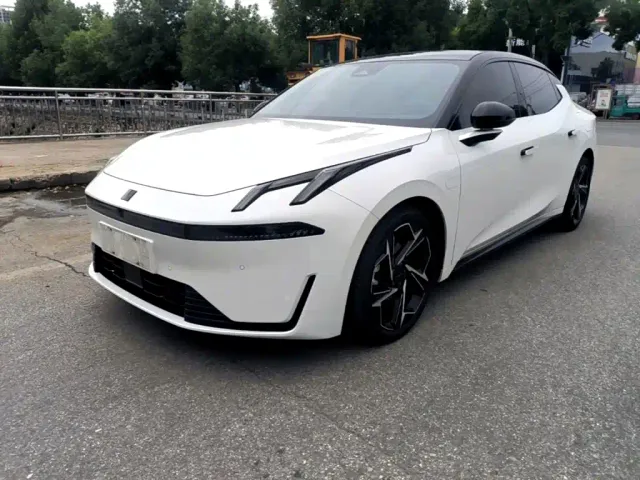 Фотография автомобиля — Lynk & Co 07 EM-P