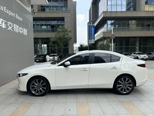 Mazda Axela — Фото автомобиля 3