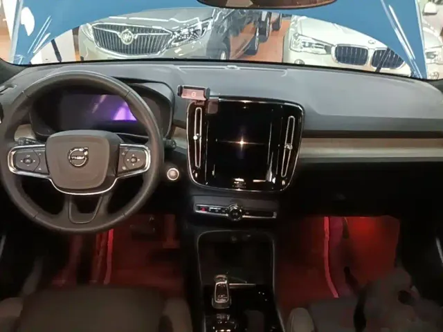 Volvo XC40 — Фото автомобиля 9