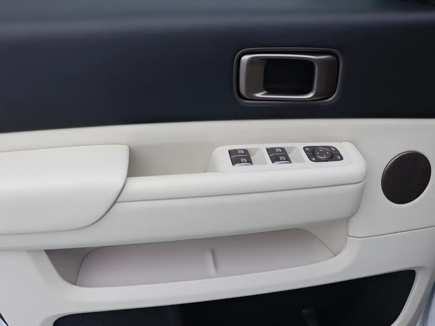Li Auto Li Auto MEGA 2025 Model Home Family Special Edition — Фото автомобиля 10