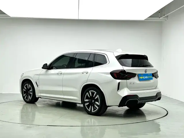 BMW iX3 — Фото автомобиля 4