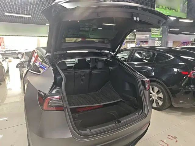 Tesla Model Y — Фото автомобиля 18