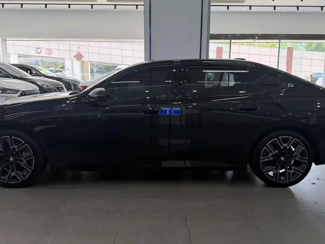 BMW 5 Series — Фото автомобиля 3