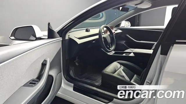 Tesla Model 3 — Фото автомобиля 10